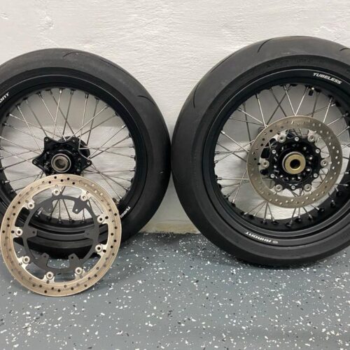 jeu complet de roues d’une Husqvarna 701 Supermoto