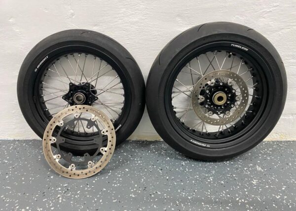 jeu complet de roues d'une Husqvarna 701 Supermoto